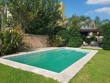 AMOBLADA!!!Casa en  VENTA!!! ! NIVEL!. 2 PLANTAS!. 3 DORMITORIOS. PISCINA.