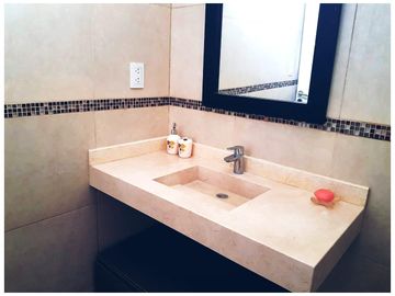 AMOBLADA!!!Casa en  VENTA!!! ! NIVEL!. 2 PLANTAS!. 3 DORMITORIOS. PISCINA.