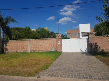 AMOBLADA!!!Casa en  VENTA!!! ! NIVEL!. 2 PLANTAS!. 3 DORMITORIOS. PISCINA.