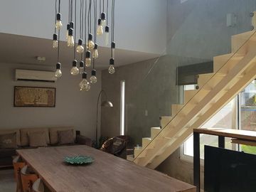 AMOBLADA!!!Casa en  VENTA!!! ! NIVEL!. 2 PLANTAS!. 3 DORMITORIOS. PISCINA.