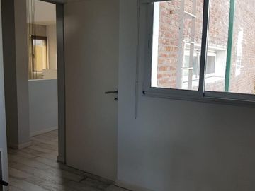 AMOBLADA!!!Casa en  VENTA!!! ! NIVEL!. 2 PLANTAS!. 3 DORMITORIOS. PISCINA.
