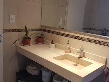 AMOBLADA!!!Casa en  VENTA!!! ! NIVEL!. 2 PLANTAS!. 3 DORMITORIOS. PISCINA.