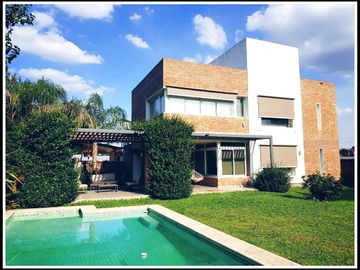 AMOBLADA!!!Casa en  VENTA!!! ! NIVEL!. 2 PLANTAS!. 3 DORMITORIOS. PISCINA.
