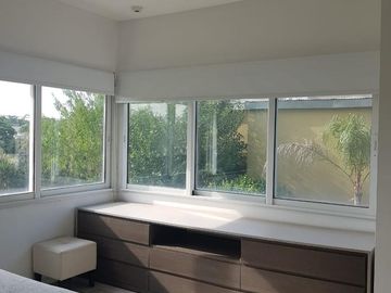 AMOBLADA!!!Casa en  VENTA!!! ! NIVEL!. 2 PLANTAS!. 3 DORMITORIOS. PISCINA.