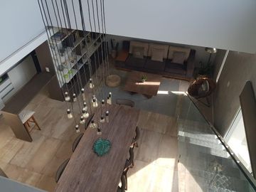 AMOBLADA!!!Casa en  VENTA!!! ! NIVEL!. 2 PLANTAS!. 3 DORMITORIOS. PISCINA.
