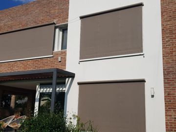 AMOBLADA!!!Casa en  VENTA!!! ! NIVEL!. 2 PLANTAS!. 3 DORMITORIOS. PISCINA.
