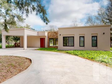 VENTA CASA 3 DORMITORIOS EN MIRALAGOS
