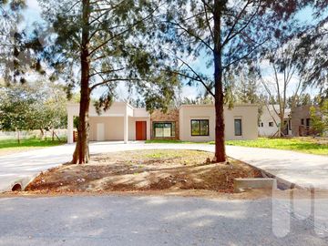 VENTA CASA 3 DORMITORIOS EN MIRALAGOS