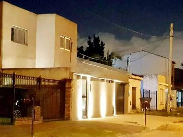 Casa en venta - 4 Dormitorios 4 Baños - Cochera - 310Mts2 - Morón