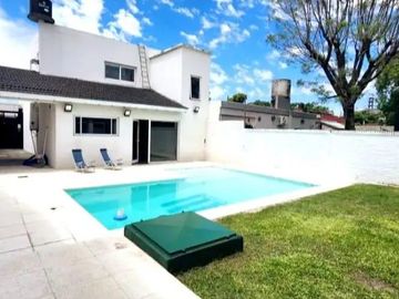Casa en venta - 4 Dormitorios 4 Baños - Cochera - 310Mts2 - Morón