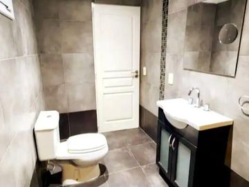 Casa en venta - 4 Dormitorios 4 Baños - Cochera - 310Mts2 - Morón