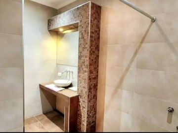 Casa en venta - 4 Dormitorios 4 Baños - Cochera - 310Mts2 - Morón