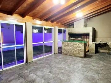 Casa en venta - 4 Dormitorios 4 Baños - Cochera - 310Mts2 - Morón