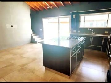 Casa en venta - 4 Dormitorios 4 Baños - Cochera - 310Mts2 - Morón