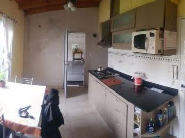 Casa en venta - 2 dormitorios, 1 baño - 90mts2 sobre lote de 150mts2 - Berazategui