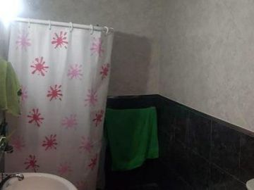 Casa en venta - 2 dormitorios, 1 baño - 90mts2 sobre lote de 150mts2 - Berazategui