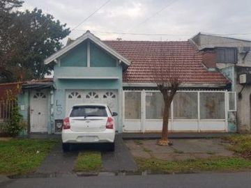 Casa en venta - 2 dormitorios, 1 baño - 90mts2 sobre lote de 150mts2 - Berazategui