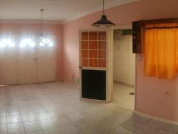 Casa en venta - 2 dormitorios, 1 baño - 90mts2 sobre lote de 150mts2 - Berazategui