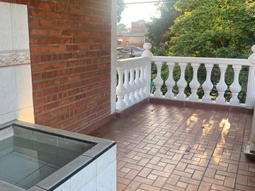 Vendo Casa Esquinera De Tres Pisos  Barrio Villa Del Prado $236.000.000