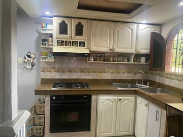 Vendo Casa Esquinera De Tres Pisos  Barrio Villa Del Prado $236.000.000