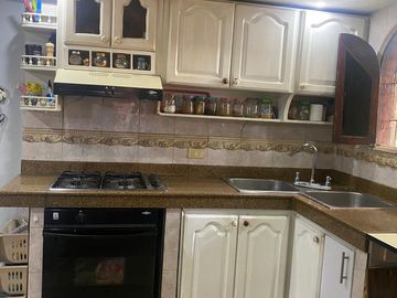 Vendo Casa Esquinera De Tres Pisos  Barrio Villa Del Prado $236.000.000
