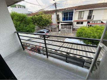 VENTA HERMOSA CASA DE DOS PLANTAS  REMODELADA SECTOR NORTE CERCA AL  CC UNICO.
