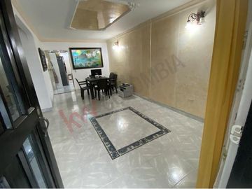 VENTA HERMOSA CASA DE DOS PLANTAS  REMODELADA SECTOR NORTE CERCA AL  CC UNICO.
