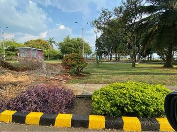 VENTA HERMOSA CASA DE DOS PLANTAS  REMODELADA SECTOR NORTE CERCA AL  CC UNICO.