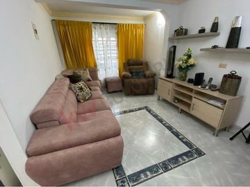 VENTA HERMOSA CASA DE DOS PLANTAS  REMODELADA SECTOR NORTE CERCA AL  CC UNICO.