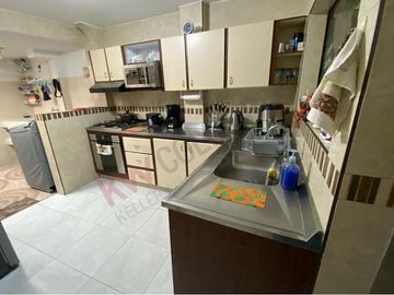 VENTA HERMOSA CASA DE DOS PLANTAS  REMODELADA SECTOR NORTE CERCA AL  CC UNICO.
