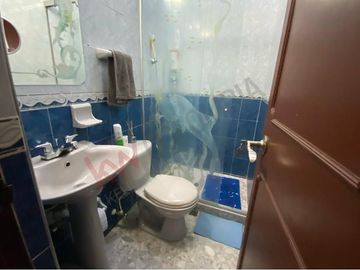 VENTA HERMOSA CASA DE DOS PLANTAS  REMODELADA SECTOR NORTE CERCA AL  CC UNICO.
