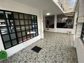 VENTA HERMOSA CASA DE DOS PLANTAS  REMODELADA SECTOR NORTE CERCA AL  CC UNICO.