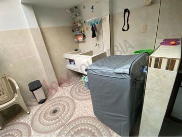 VENTA HERMOSA CASA DE DOS PLANTAS  REMODELADA SECTOR NORTE CERCA AL  CC UNICO.