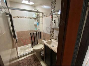 VENTA HERMOSA CASA DE DOS PLANTAS  REMODELADA SECTOR NORTE CERCA AL  CC UNICO.