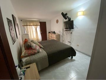VENTA HERMOSA CASA DE DOS PLANTAS  REMODELADA SECTOR NORTE CERCA AL  CC UNICO.