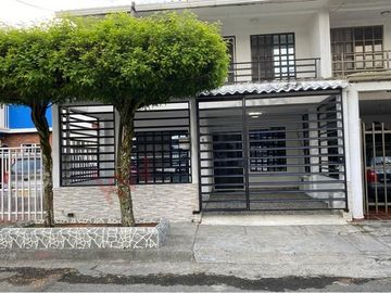 VENTA HERMOSA CASA DE DOS PLANTAS  REMODELADA SECTOR NORTE CERCA AL  CC UNICO.