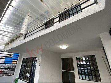 VENTA HERMOSA CASA DE DOS PLANTAS  REMODELADA SECTOR NORTE CERCA AL  CC UNICO.