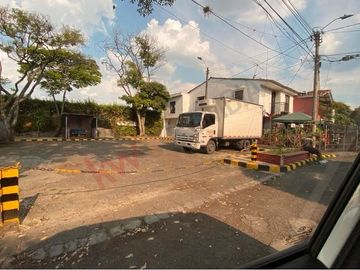VENTA HERMOSA CASA DE DOS PLANTAS  REMODELADA SECTOR NORTE CERCA AL  CC UNICO.