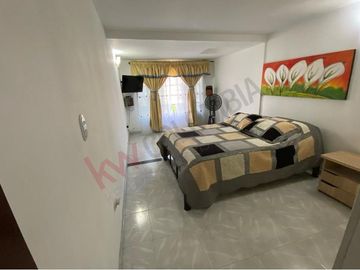 VENTA HERMOSA CASA DE DOS PLANTAS  REMODELADA SECTOR NORTE CERCA AL  CC UNICO.