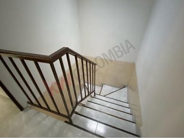VENTA HERMOSA CASA DE DOS PLANTAS  REMODELADA SECTOR NORTE CERCA AL  CC UNICO.