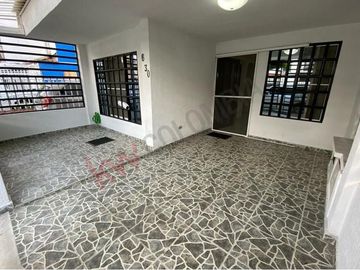 VENTA HERMOSA CASA DE DOS PLANTAS  REMODELADA SECTOR NORTE CERCA AL  CC UNICO.