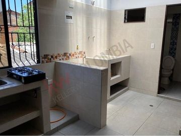 venta de casa de dos plantas independientes de uso mixto, barrio santa monica popular