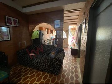venta de casa de dos plantas independientes de uso mixto, barrio santa monica popular