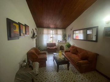 Venta Casa Peatonal Barrio Las Ceibas