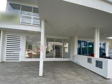 Vendo Casa Esquinera Moderna Para Estrenar De Tres Pisos, Condominio Senderos De Las Mercedes Jamundi