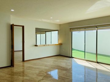 Casa en  venta de 5 recamaras en Lomas de Angelopolis I, Puebla.