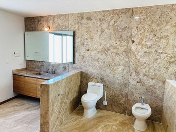 Casa en  venta de 5 recamaras en Lomas de Angelopolis I, Puebla.