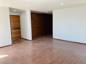 Casa en  venta de 5 recamaras en Lomas de Angelopolis I, Puebla.