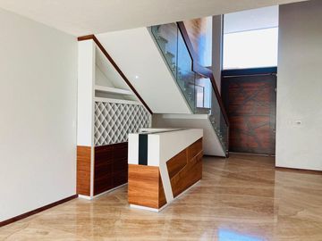 Casa en  venta de 5 recamaras en Lomas de Angelopolis I, Puebla.