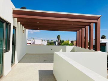 Casa en  venta de 5 recamaras en Lomas de Angelopolis I, Puebla.
